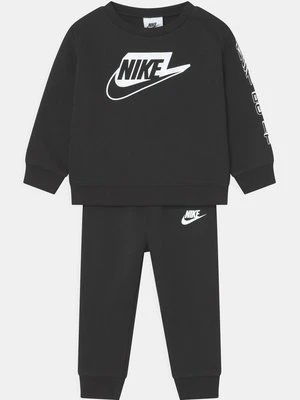 Spodnie materiałowe Nike Sportswear