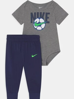 Spodnie materiałowe Nike granatowy