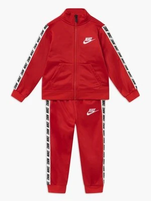 Spodnie materiałowe Nike czerwony