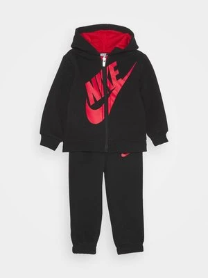 Spodnie materiałowe Nike czarny