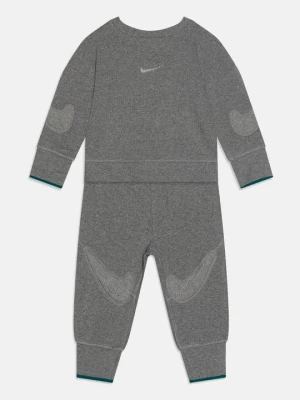 Spodnie materiałowe Nike szary
