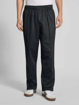 Spodnie materiałowe o kroju baggy fit z mieszanki bawełny w kant adidas Originals