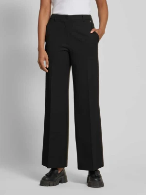 Spodnie materiałowe o kroju relaxed fit w kant Rich & Royal