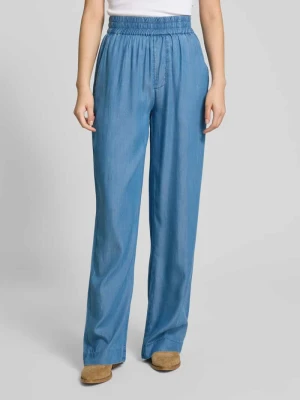 Spodnie materiałowe o kroju relaxed fit z imitacji denimu model ‘Phillipa’ MbyM Jeansowy niebieski