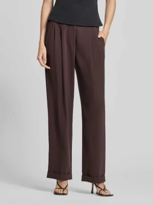 Spodnie materiałowe o kroju relaxed fit z zakładkami w pasie Armani Exchange Ciemnobrązowy