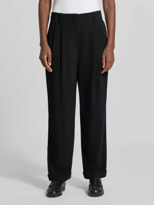 Spodnie materiałowe o kroju relaxed fit z zakładkami w pasie Armani Exchange Czarny