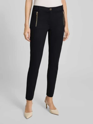 Spodnie materiałowe o kroju slim fit z lamowanymi kieszeniami Christian Berg Woman