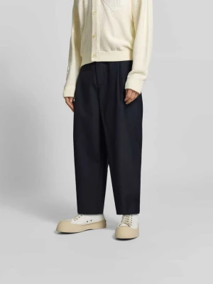 Spodnie materiałowe o kroju straight fit z zakładkami w pasie Maison Kitsuné Ciemnoniebieski
