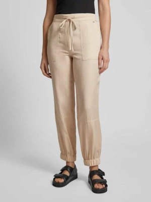 Spodnie materiałowe o kroju tapered fit z wiązanym paskiem Joop!