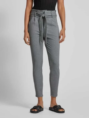 Spodnie materiałowe o kroju tapered fit z wiązanym paskiem model ‘EVA’ Vero Moda