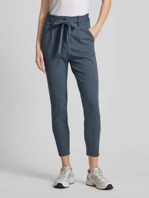 Spodnie materiałowe o kroju tapered fit z wiązanym paskiem model ‘EVA’ Vero Moda