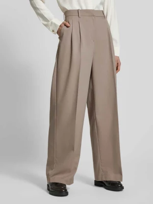 Spodnie materiałowe o luźnym kroju z zakładkami w pasie model ‘NILA’ Vero Moda