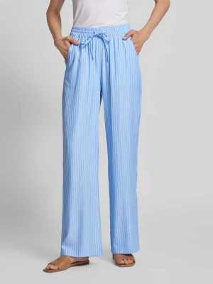 Spodnie materiałowe o rozkloszowanym kroju z elastycznym pasem model ‘Ella’ Sisters Point