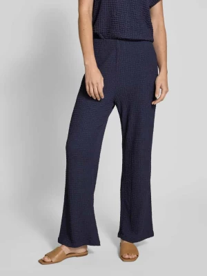 Spodnie materiałowe o rozkloszowanym kroju z fakturowanym wzorem Christian Berg Woman