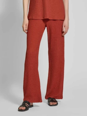 Spodnie materiałowe o rozkloszowanym kroju z fakturowanym wzorem Christian Berg Woman