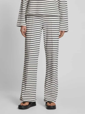 Spodnie materiałowe o rozkloszowanym kroju z fakturowanym wzorem Smith and Soul