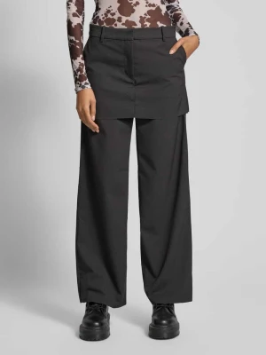 Spodnie materiałowe o rozkloszowanym kroju z wpuszczanymi kieszeniami Weekday
