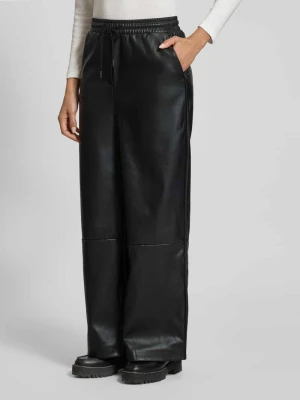 Spodnie materiałowe o szerokim kroju z imitacji skóry model ‘Zoma’ Ichi