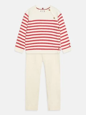 Spodnie materiałowe Tommy Hilfiger