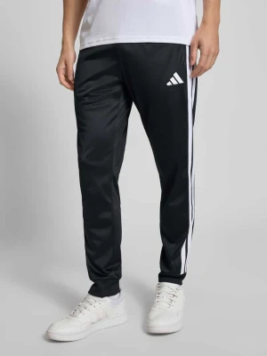 Spodnie materiałowe z elastycznym pasem i kieszeniami z tyłu ADIDAS SPORTSWEAR
