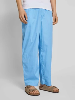 Spodnie materiałowe z elastycznym pasem i wpuszczanymi kieszeniami REVIEW