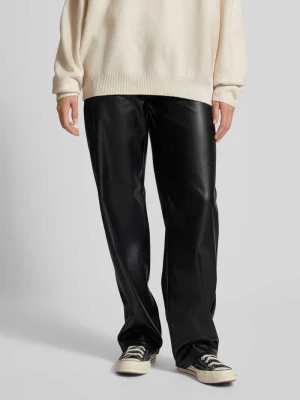 Spodnie materiałowe z imitacji skóry REVIEW