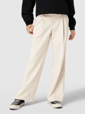 Spodnie materiałowe z lamowaną kieszenią z tyłu model ‘TAMMIE' Gina Tricot