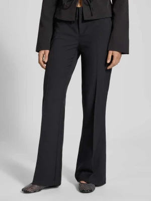 Spodnie materiałowe z niskim stanem i poszerzaną nogawką w kant Gina Tricot