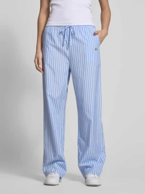 Spodnie materiałowe z prostą nogawką i naszywką z logo model ‘FRIDA’ Noisy May