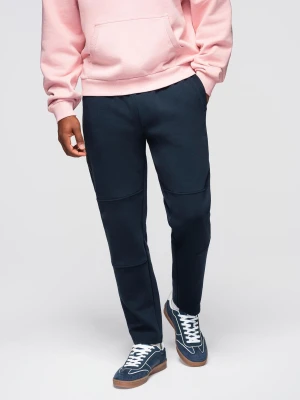 Spodnie męskie dresowe z prostą nogawką i gumowymi detalami – ciemnoniebieskie V2 - Rozmiar: S Ombre Clothing