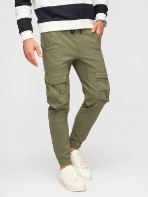 Spodnie męskie JOGGERY z kieszeniami cargo - oliwkowe V18 Ombre Clothing