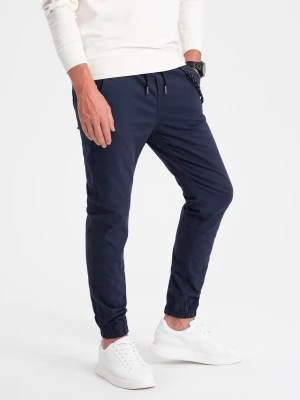 Spodnie męskie materiałowe JOGGERY z ozdobnym sznurkiem - granatowe V9 - Rozmiar: M Ombre Clothing