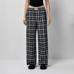 Spodnie na gumce w kratę czarno-białe House