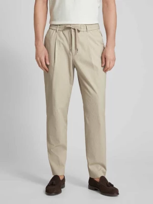 Spodnie o kroju regular fit z zakładkami w pasie i fakturowanym wzorem model ‘Perin’ Boss