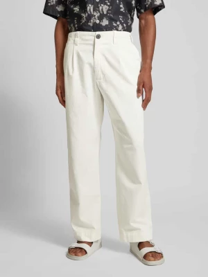 Spodnie o kroju regular fit z zakładkami w pasie i wpuszczanymi kieszeniami model ‘HALDEN’ ANNARR