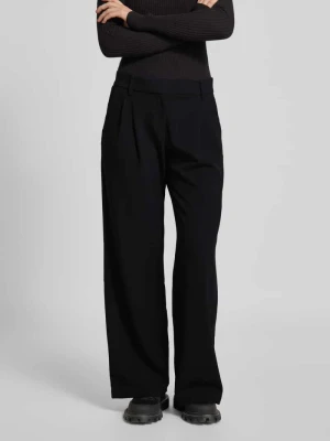 Spodnie o kroju regular fit z zakładkami w pasie i wpuszczanymi kieszeniami REVIEW