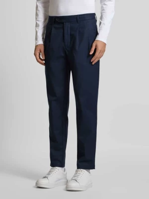 Spodnie o kroju regular tapered fit z zakładkami w pasie i szlufkami na pasek Selected Homme