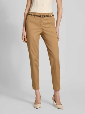Spodnie o kroju slim fit w skróconym kroju z paskiem Christian Berg Woman