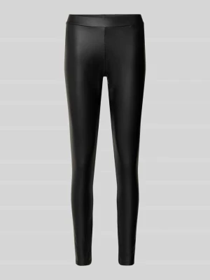 Spodnie o kroju slim fit z imitacji skóry z elastycznym pasem model ‘NEW SHINY’ Pieces