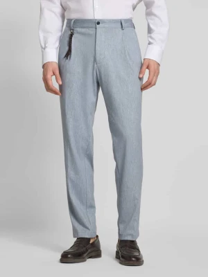 Spodnie o kroju tapered fit z zakładkami w pasie i aplikacją model ‘Olf’ CG - Club of Gents