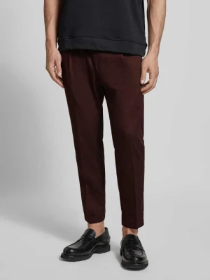 Spodnie o kroju tapered fit z zakładkami w pasie i elastycznym pasem model ‘CHASY’ drykorn
