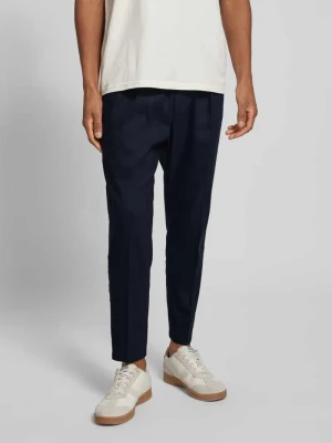 Spodnie o kroju tapered fit z zakładkami w pasie i elastycznym pasem model ‘CHASY’ Drykorn Ciemnoniebieski