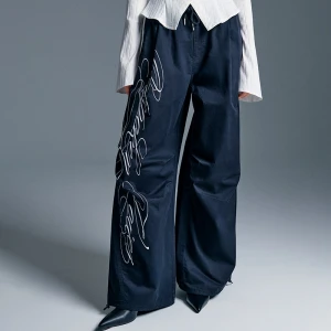 Spodnie parachute z napisem Broken Tales House