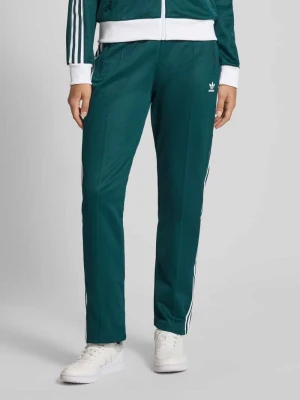 Spodnie sportowe o kroju regular fit z detalem z logo adidas Originals