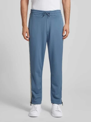 Spodnie sportowe o kroju relaxed fit z lampasami model ‘DOLOS’ HUGO