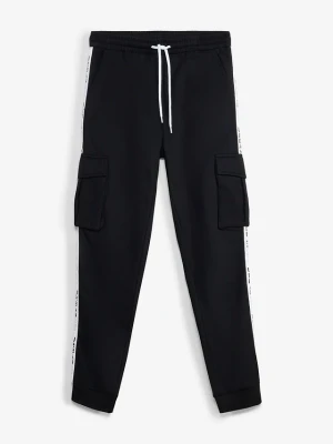 Spodnie joggingowe z kieszeniami cargo i paskami z boku, z czystej bawełny organicznej BonPrix czarny