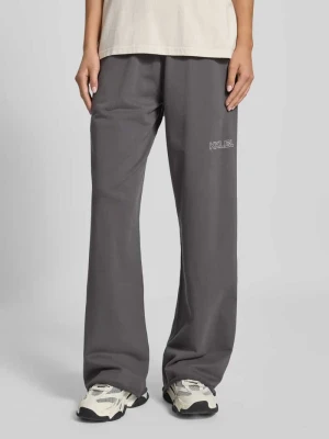 Spodnie sportowe ze zrolowanym brzegiem i nadrukiem z logo Karo Kauer