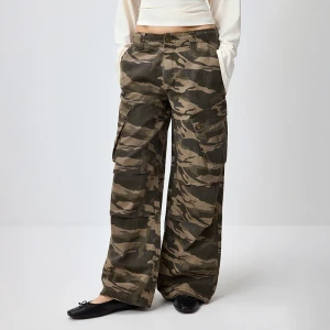 Spodnie straight fit we wzór camo z kieszeniami cargo House