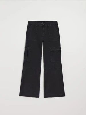 Spodnie straight fit z kieszeniami cargo czarne House
