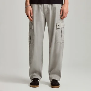 Spodnie straight fit z kieszeniami cargo jasnoszare House